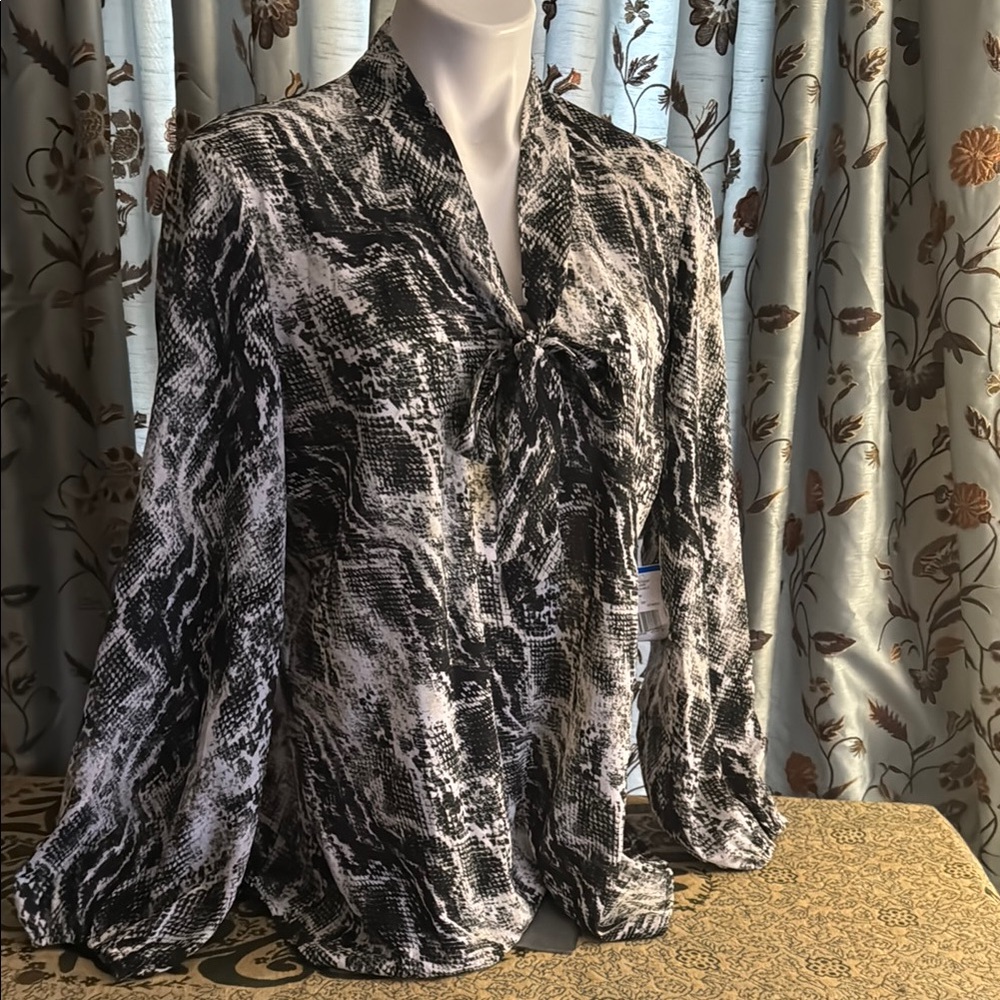 Evan Picone Black and White Ruffled Tie Front Blouse